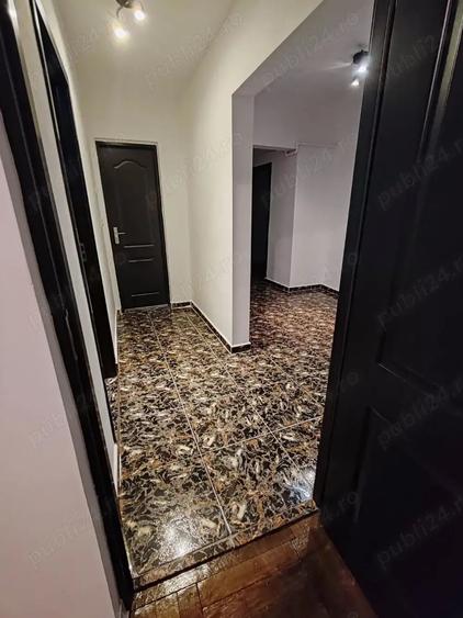 Apartament cu 4 camere decomandat în Roman