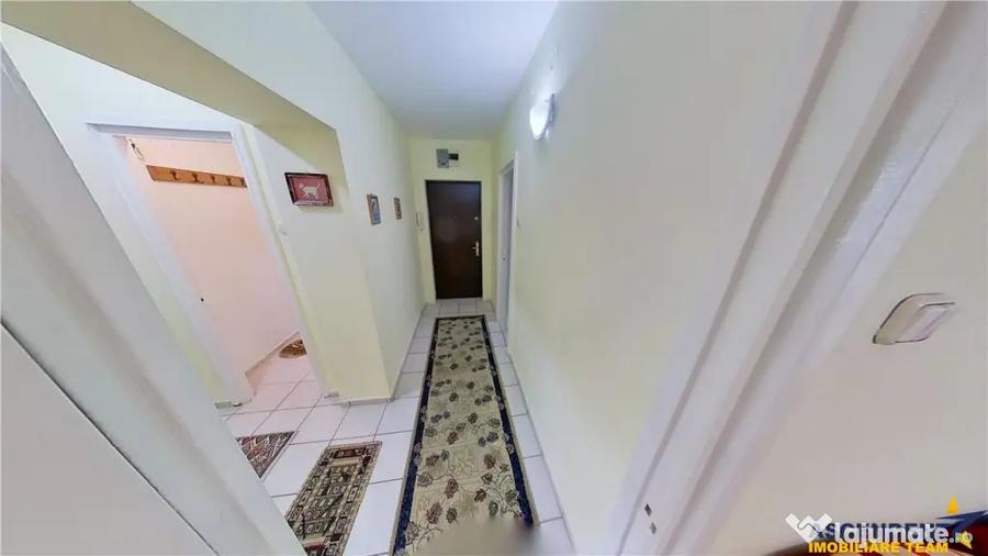 Apartament cu 3 camere decomandat în Calea București