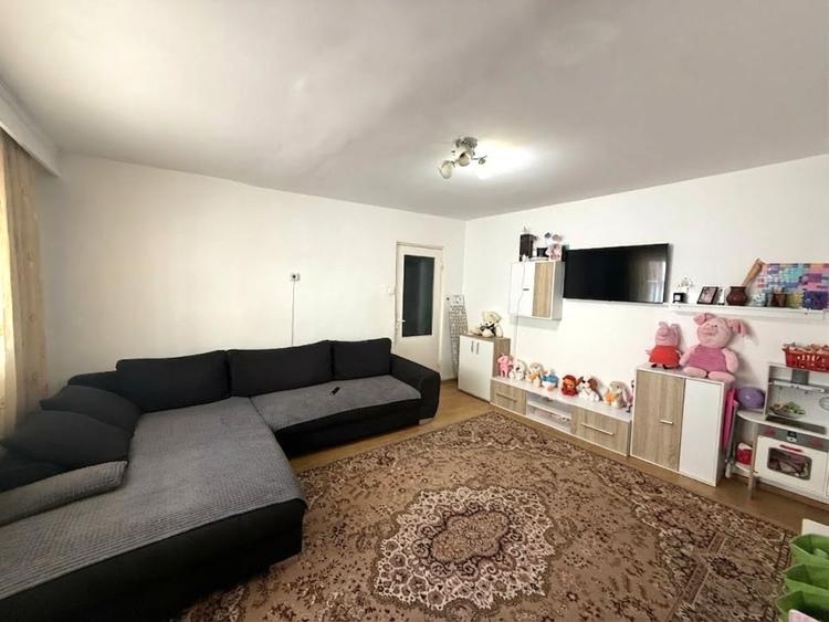 Apartament cu 3 camere semidecomandat, mobilat în Cetate