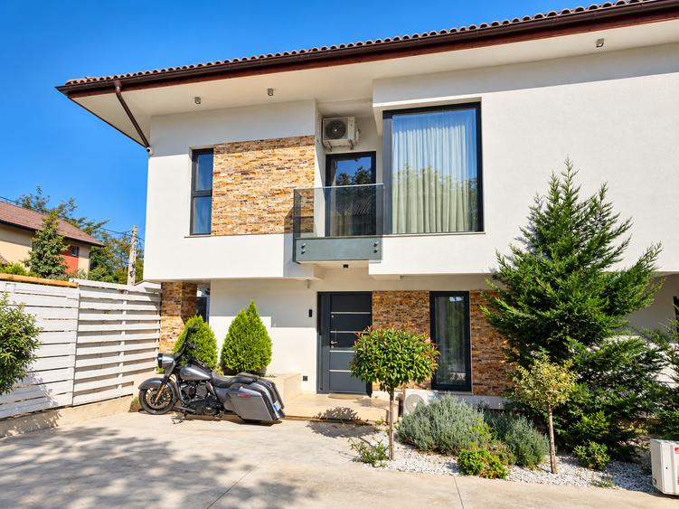 Casă cu 6 camere cu Piscina în Tunari