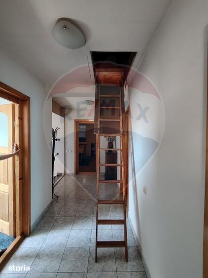 Casă cu 8 camere cu Teren 800 Mp în Central