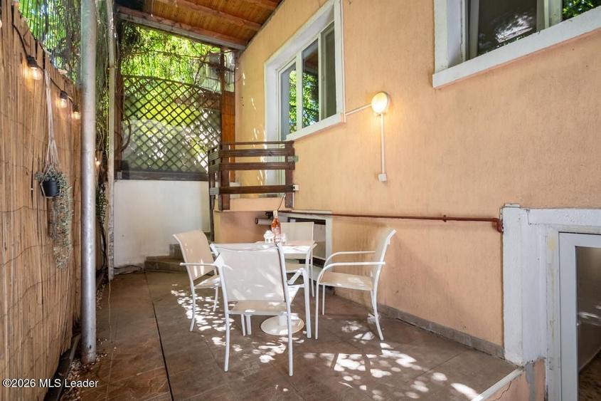 Casă individuală cu 10 camere cu Canalizare în Cotroceni