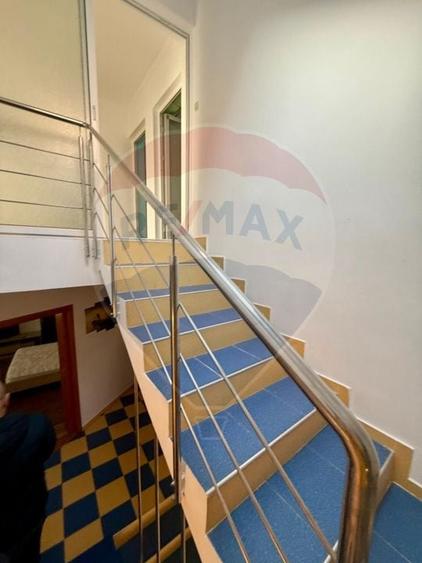 Casă cu 12 camere cu Teren 300 Mp în Central
