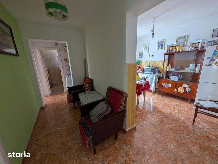 Apartament cu 3 camere decomandat în Cornișa