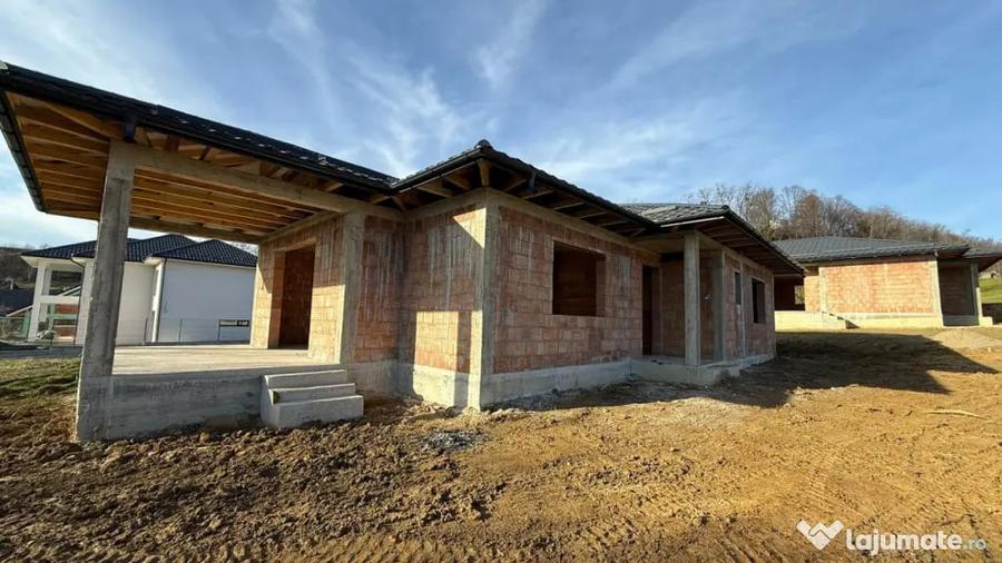 Casă cu 4 camere cu Teren 536 Mp în Groși