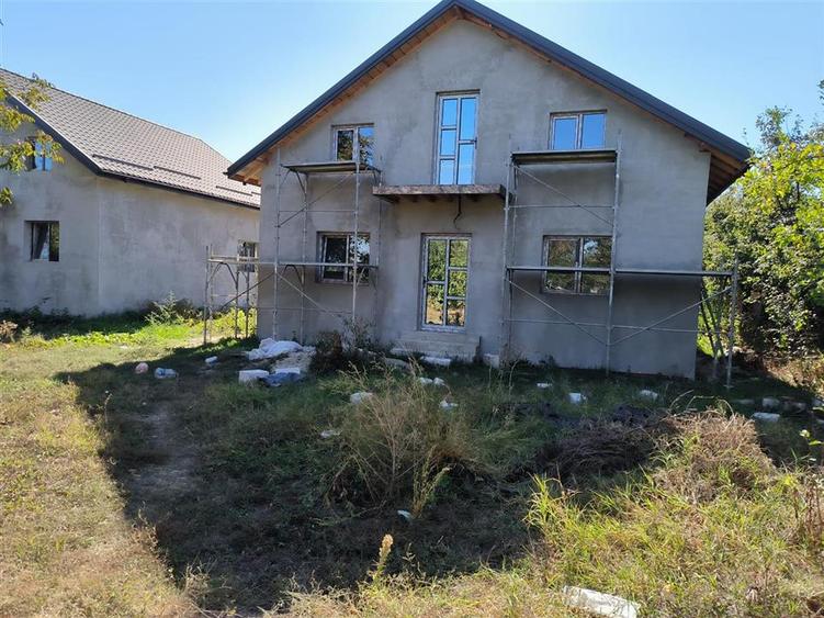 Casă cu 3 camere cu Canalizare în Pădureni