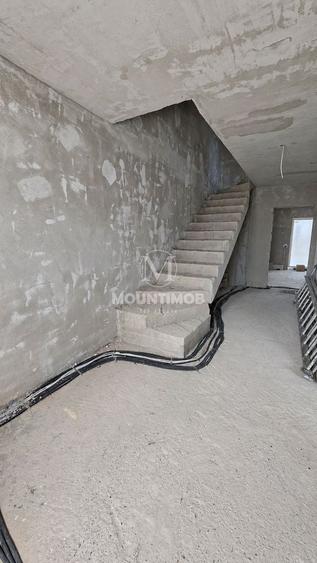 Duplex cu 3 camere cu Canalizare în Cristian