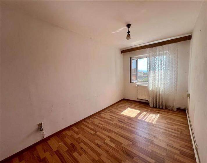 Apartament cu 3 camere semidecomandat în Feldioara