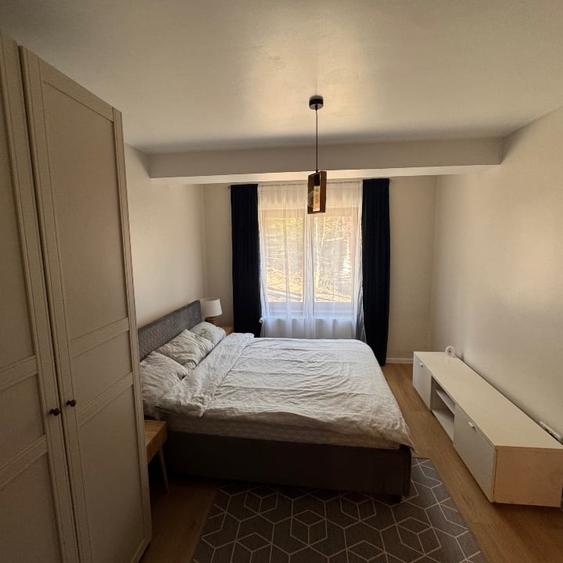 Apartament cu 3 camere semidecomandat, mobilat în Sud
