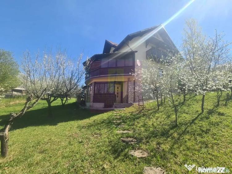 Casă cu 5 camere cu Teren 2177 Mp în Ghioșești