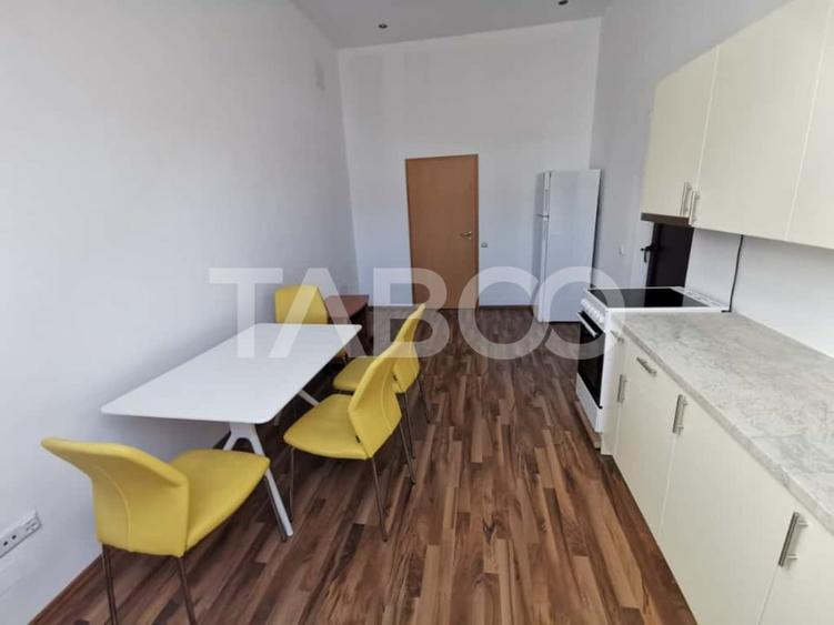 Apartament cu 3 camere semidecomandat, mobilat în Central