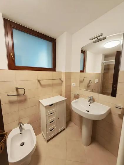 Apartament cu 3 camere semidecomandat, mobilat în Kiseleff