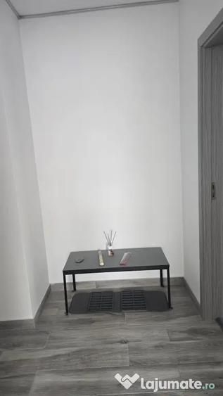 Apartament cu 3 camere semidecomandat în Titan