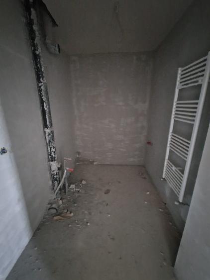 Apartament cu 3 camere semidecomandat în Florești