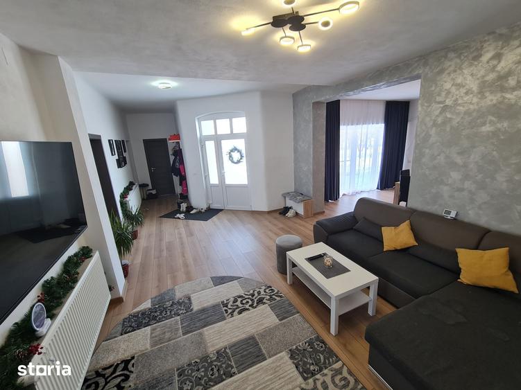 Casă cu 5 camere decomandat cu Teren 1439 Mp în Central