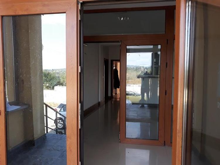 Casă individuală cu 20 camere cu Canalizare în Horezu