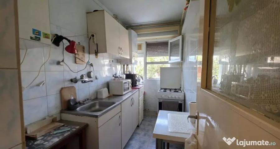 Apartament cu 4 camere semidecomandat în Dacia