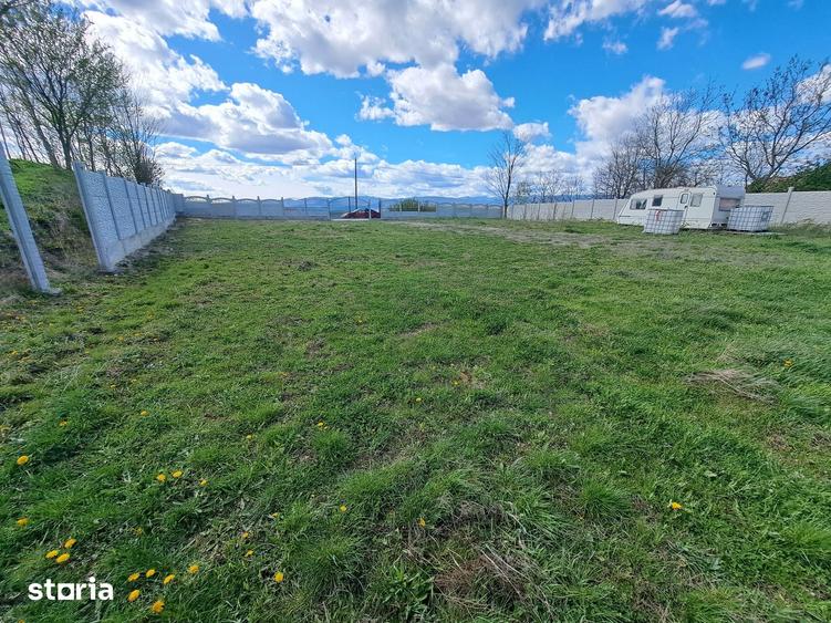 Teren de 3600 mp, în Berghin