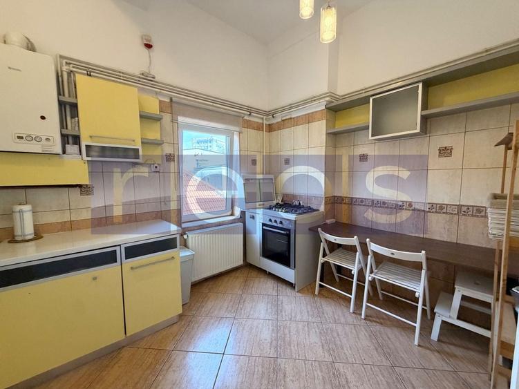 Apartament cu 3 camere semidecomandat, mobilat în Primăverii