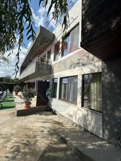 Casă cu 10 camere cu Teren 568 Mp în Corbu