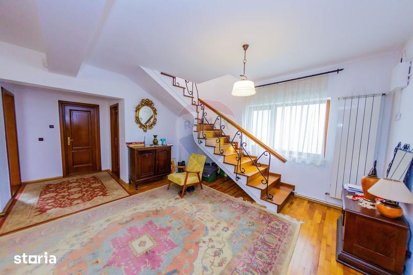 Casă cu 5 camere cu Teren 660 Mp în Central