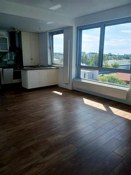 Apartament cu 3 camere semidecomandat în Băneasa