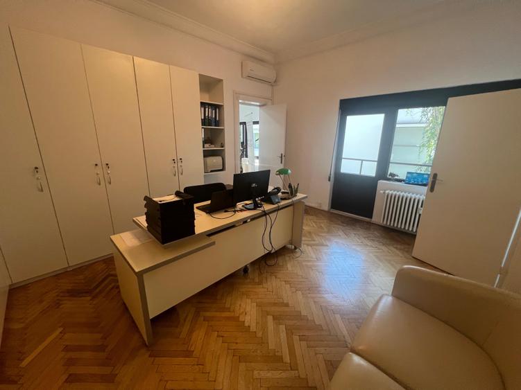 Apartament cu 4 camere decomandat în Capitale