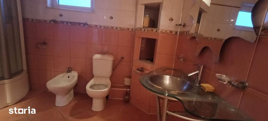 Casă cu 7 camere cu Teren 400 Mp în Dobroești
