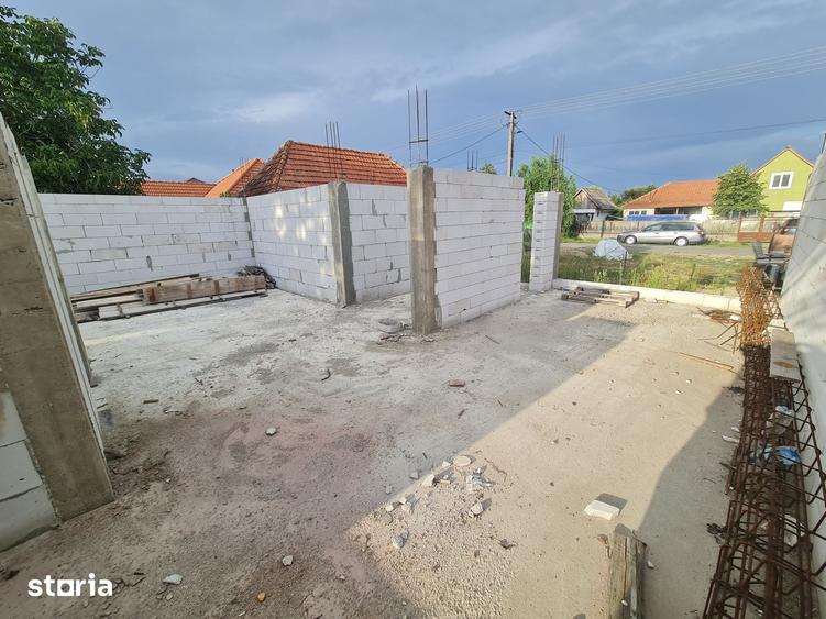 Casă cu 5 camere cu Teren 1496 Mp în Bocsig