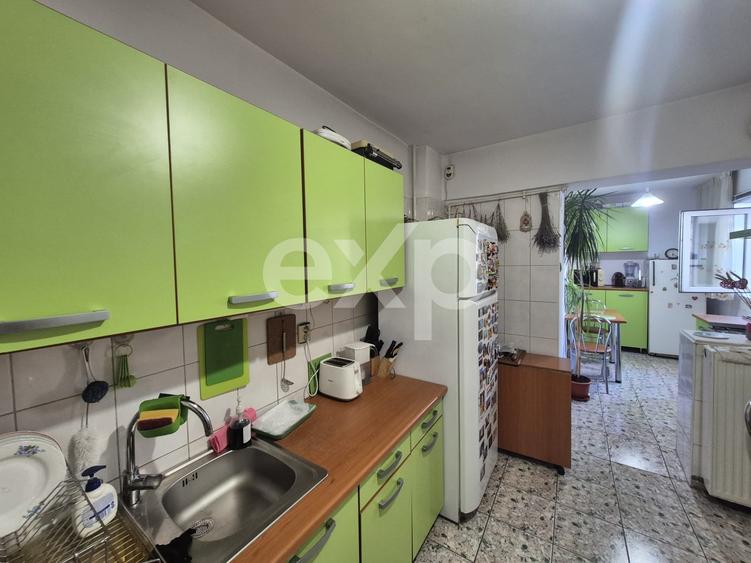 Apartament cu 3 camere semidecomandat în Basarabia