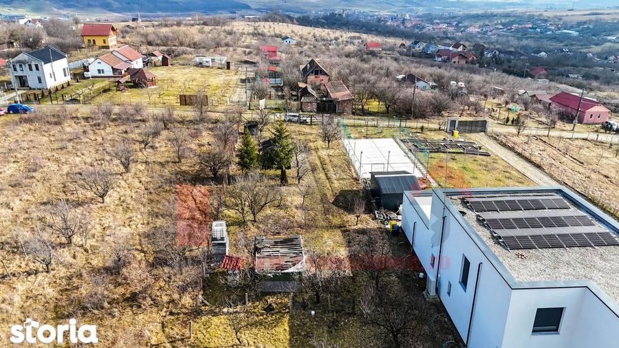 Teren de 2000 mp, în Est