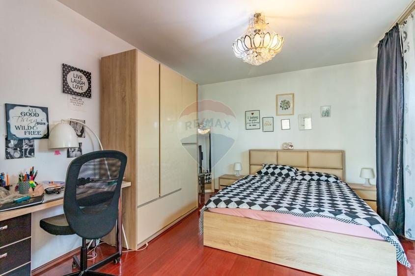 Casă individuală cu 6 camere cu Teren 469 Mp în Central