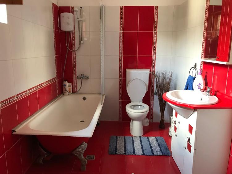 Casă individuală cu 5 camere cu Teren 350 Mp în Central