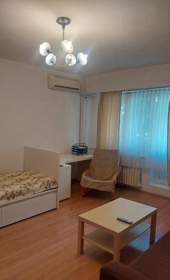 Garsonieră decomandată în Splaiul Unirii
