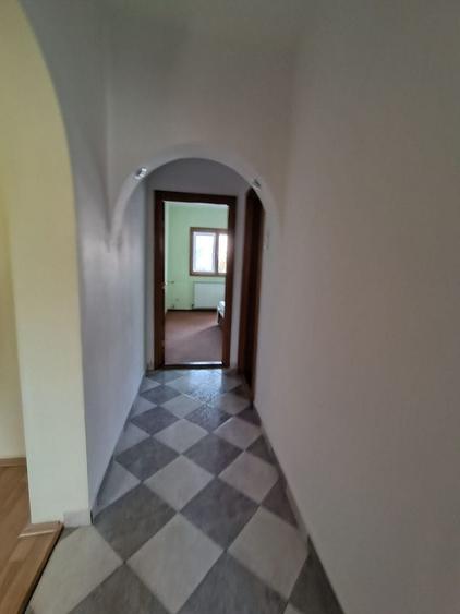 Apartament cu 3 camere semidecomandat, mobilat în Podu Roș