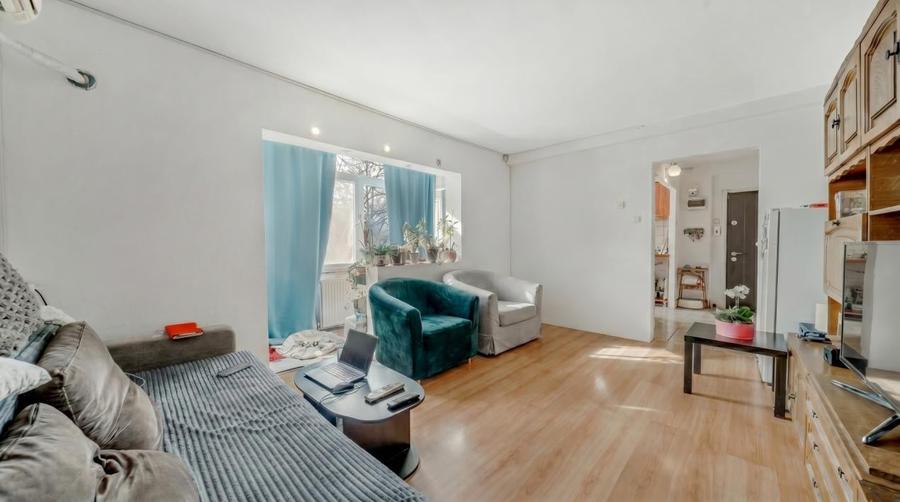 Apartament cu 3 camere semidecomandat, mobilat în Berceni