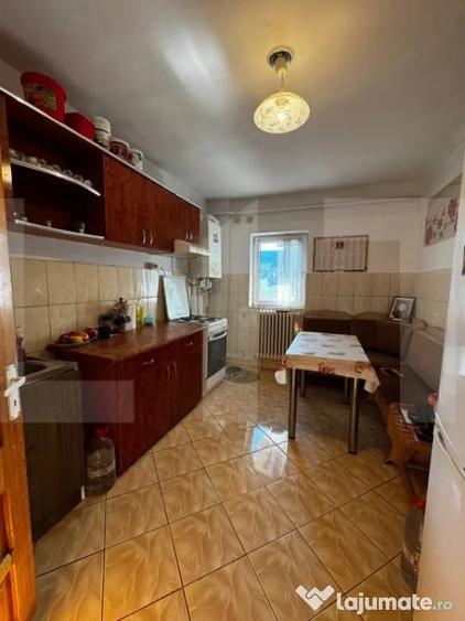 Apartament cu 3 camere decomandat, mobilat în Central