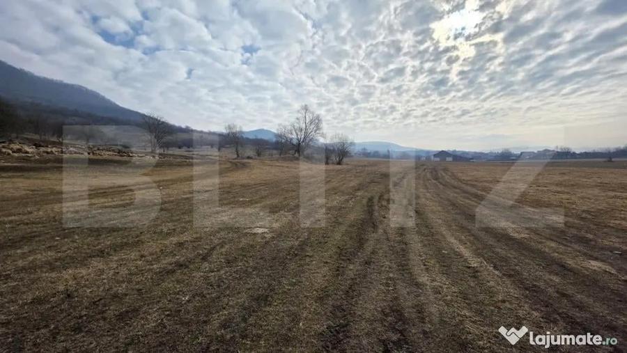 Teren de 7200 mp, în Central