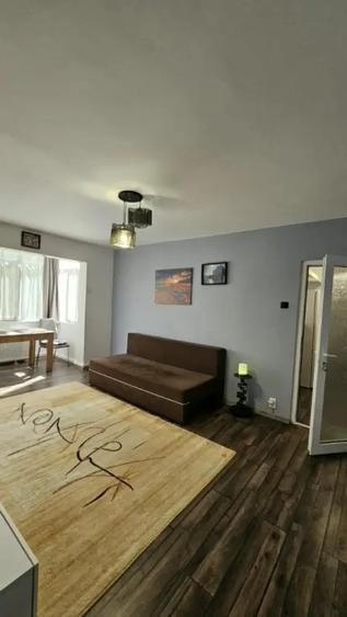 Apartament cu 3 camere semidecomandat în Tomis Nord