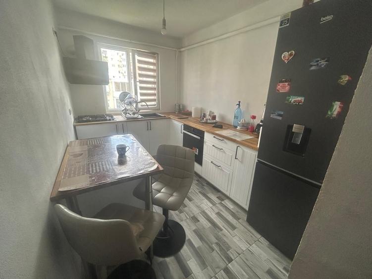 Apartament cu 3 camere semidecomandat în Central