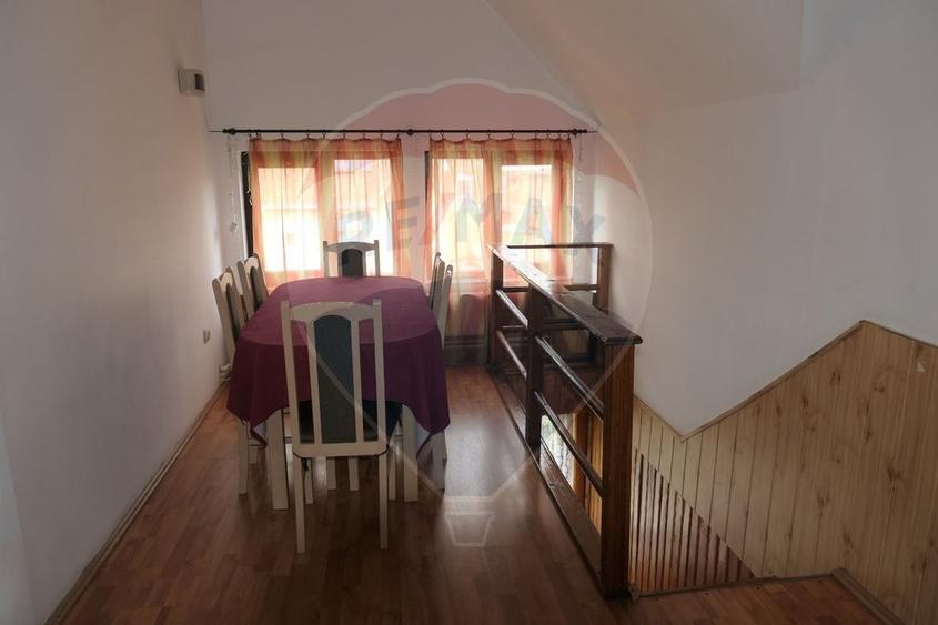Casă individuală cu 15 camere cu Teren 861 Mp în Central
