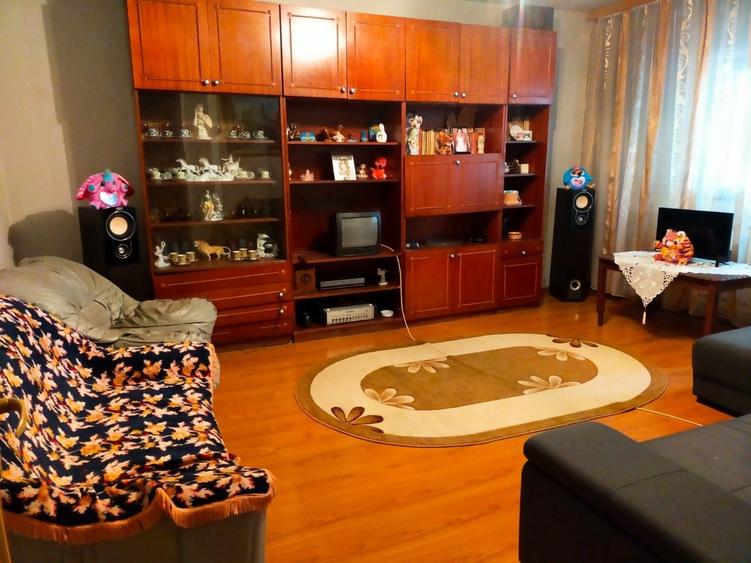 Apartament cu 3 camere decomandat în Exterior Vest
