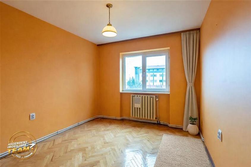 Apartament cu 4 camere decomandat în Sud