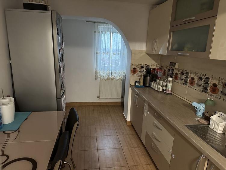 Apartament cu 3 camere decomandat în Exterior Vest