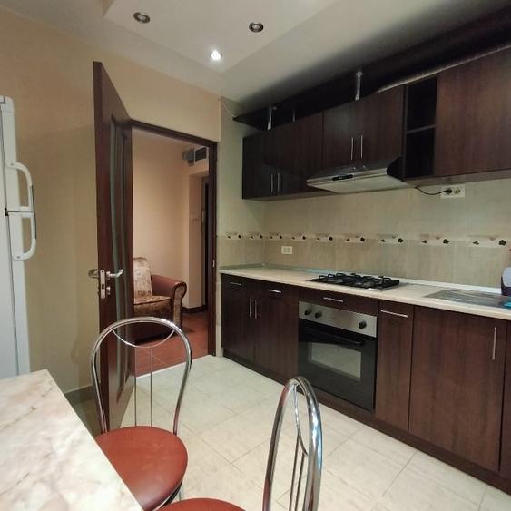 Apartament cu 3 camere semidecomandat, mobilat în Circumvalațiunii