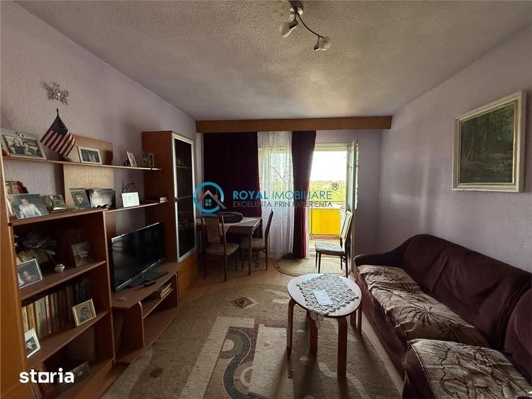 Apartament cu 3 camere decomandat în B-dul București