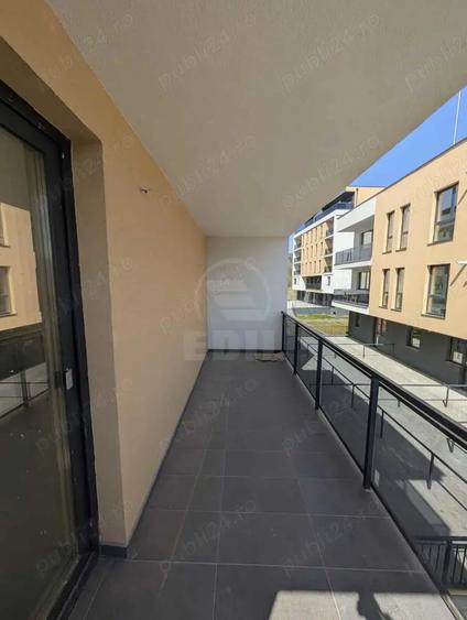Apartament cu 3 camere semidecomandat în Florești