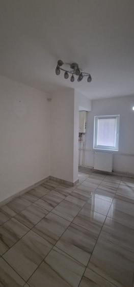 Inchiriez apartament 2 camere semidecomandat nemobilat zona Mioritei - 4