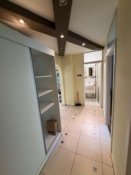 Apartament cu 3 camere decomandat, mobilat în Girocului