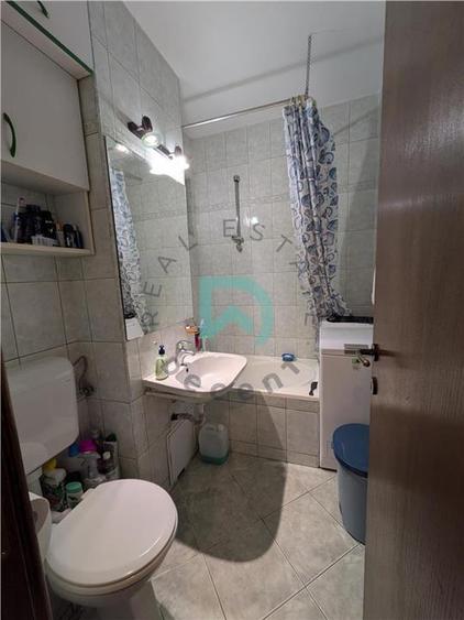 Apartament cu 3 camere decomandat în Astra